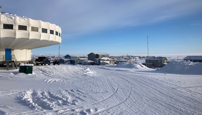Le village d'Igloolik, qui abrite un peu plus de 2000 habitantes et habitants, est situé au Nunavut, sur une île au-dessus du 69e parallèle.