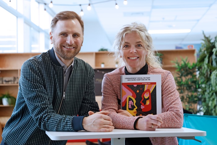 Le responsable administratif de la Démarche d'engagement social de l'Université Laval, Gabriel Huot, et la professeure Vicky Drapeau qui a cosigné le guide L'engagement social en tant que saine habitude de vie.