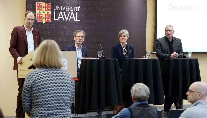 Le vice-recteur exécutif et vice-recteur aux ressources humaines et aux finances, André Darveau, la rectrice Sophie D'Amours et le vice-recteur aux infrastructures et à la transformation, René Lacroix ont répondu aux questions du public. À gauche, Simon La Terreur, directeur adjoint – relations publiques et médias d'ULaval communications, animait la rencontre.