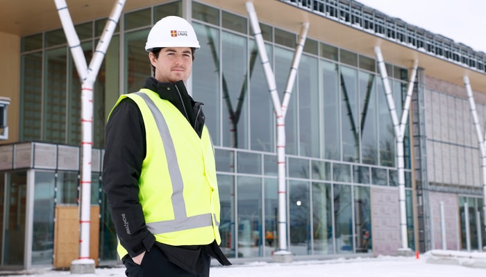 Le directeur du centre de tennis, Jean-Sébastien Lavoie, devant le bâtiment en construction.