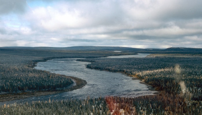 Le 31 juillet 1975. Survol en hélicoptère de la rivière Caniapiscau jusqu'à Upper Gorge ou Gorge d'en Haut. Vue en direction ouest-sud-ouest vers l'amont.