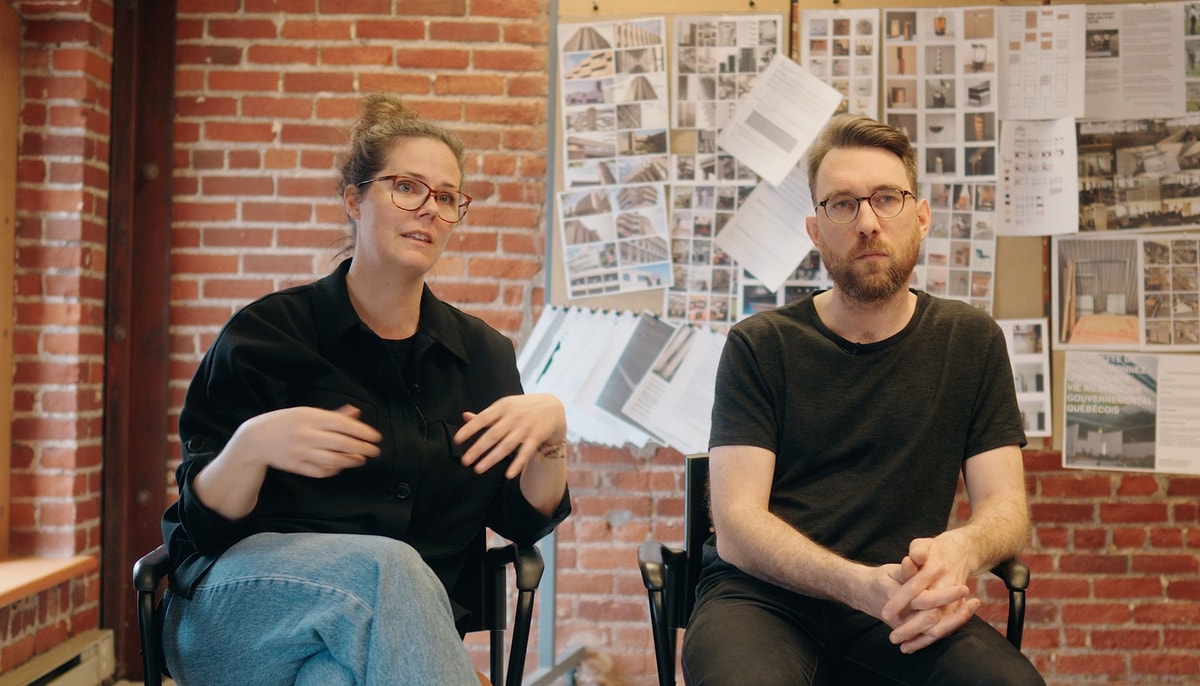 La professeure Claudia Després et le chargé de cours Jahel Côté, tous deux de l'École de design, ont repensé l'offre de cours en design pour intégrer l’étude de l’intelligence artificielle générative dans le cheminement des étudiantes et étudiants de la Faculté d'aménagement, d'architecture, d'art et de design.