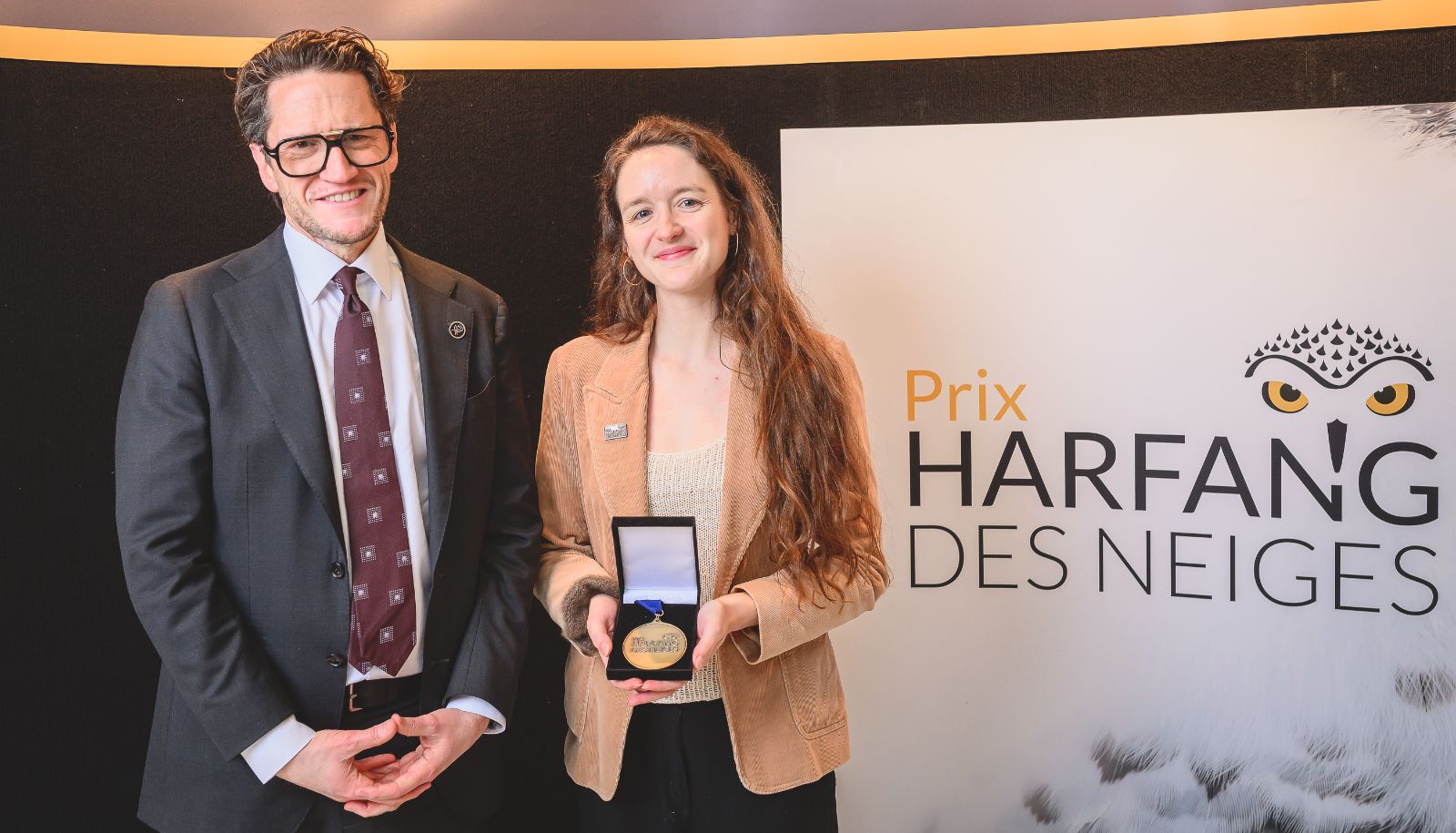 Rachel Guindon, lauréate du prix Harfang des neiges 2025 dans la catégorie Engagement jeunesse et relève dans le domaine faunique, en compagnie de Benoit Charette, ministre de l’Environnement, de la Lutte contre les changements climatiques, de la Faune et des Parcs.