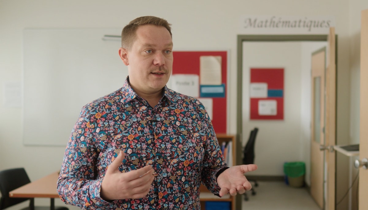 Le chargé d'enseignement Aurélien Nicosia est responsable du Centre de dépannage et d'apprentissage en mathématiques et statistique. Depuis quelques sessions, ce centre a vu sa clientèle baisser d'environ 75%, surtout en raison de l'usage très répandu de ChatGPT dans la communauté étudiante. C'est ce fait qui est à l'origine de l'innovation pédagogique CDA-GPT.