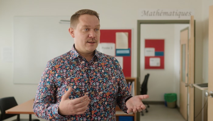 Le chargé d'enseignement Aurélien Nicosia est responsable du Centre de dépannage et d'apprentissage en mathématiques et statistique. Depuis quelques sessions, ce centre a vu sa clientèle baisser d'environ 75%, surtout en raison de l'usage très répandu de ChatGPT dans la communauté étudiante. C'est ce fait qui est à l'origine de l'innovation pédagogique CDA-GPT.