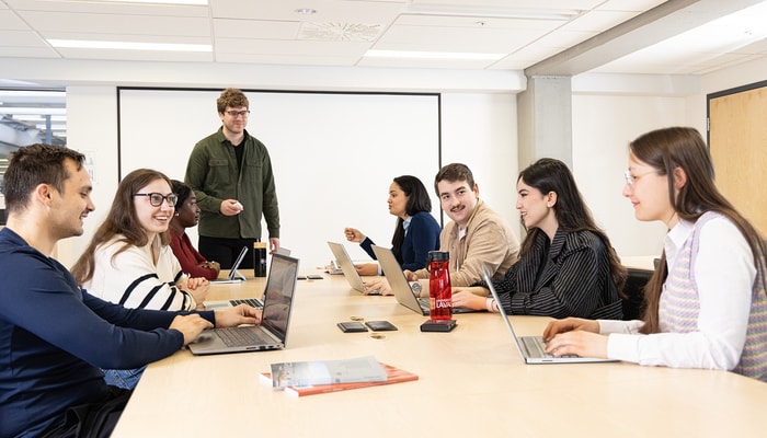 Au pavillon Jean-Charles-Bonenfant, le 5 mars, à 11h30, assistez à la formation d’initiation à Elicit, un outil d’IA de recherche et d’analyse.