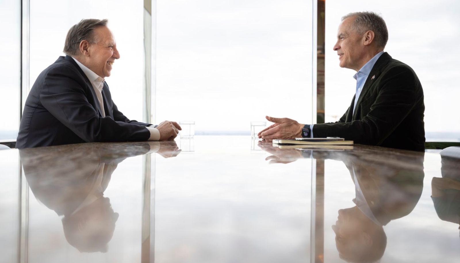 Le premier ministre du Québec, François Legault, et le premier ministre du Canada, Mark Carney, lors d'une rencontre en mars 2025. Les relations entre les provinces et Ottawa semblent au beau fixe depuis l'élection de Mark Carney.