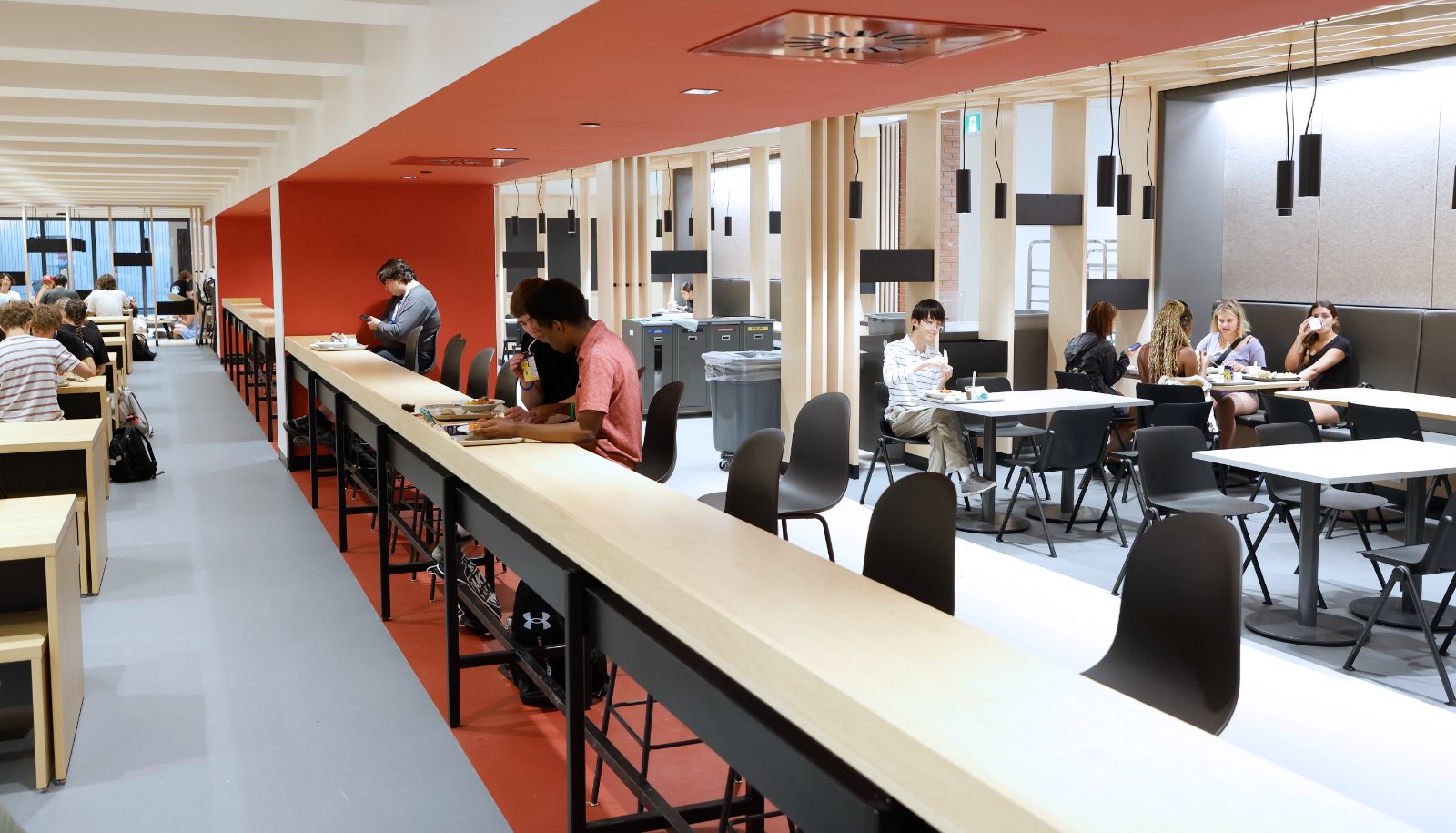 Un lieu pour se réunir, manger ou étudier.