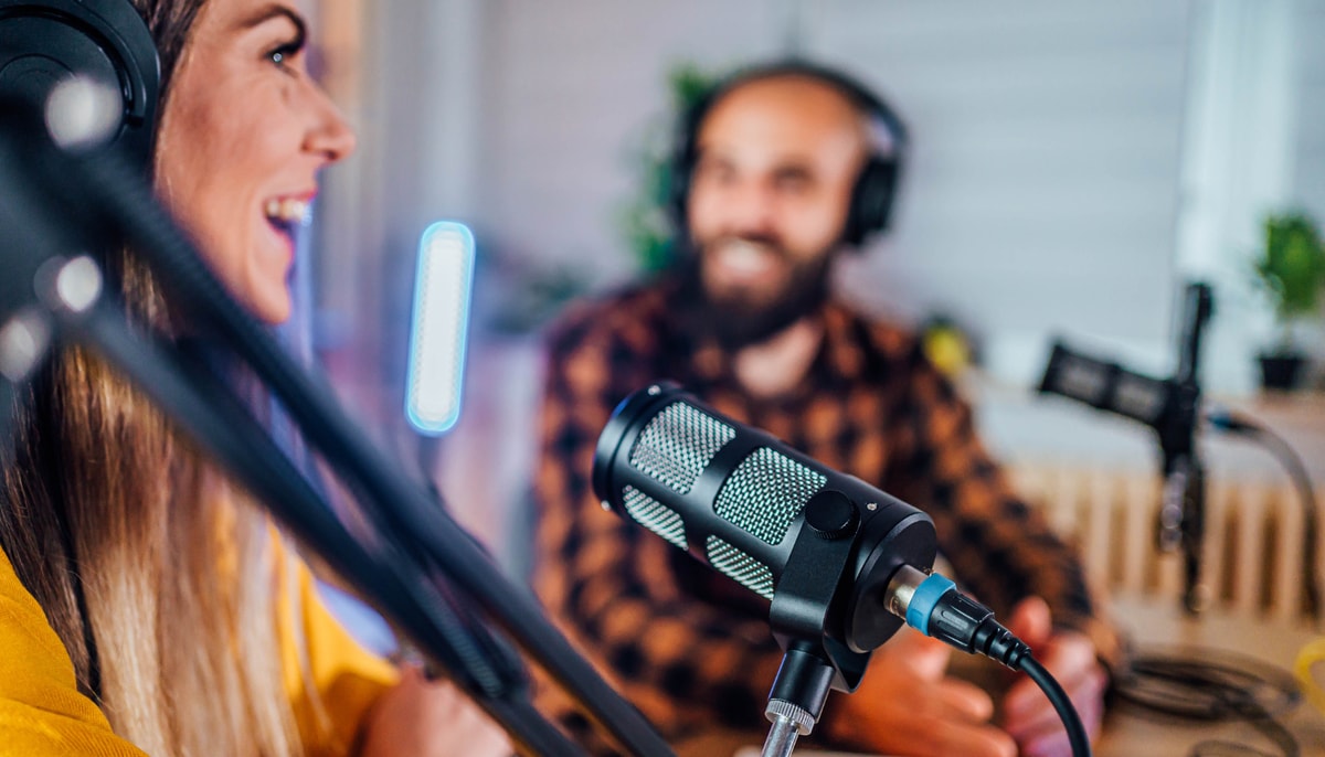 La création de balados est une manière pour les humoristes de réseauter et de bâtir leur portfolio.