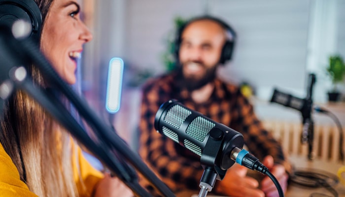 La création de balados est une manière pour les humoristes de réseauter et de bâtir leur portfolio.