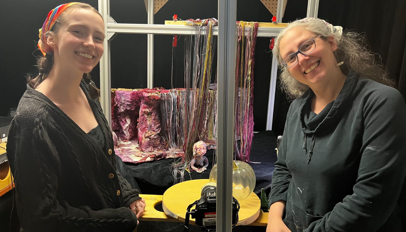 Milla Cummings et Geneviève Tremblay lors du tournage du film. Elles ont utilisé l'animation image par image, où des objets sont déplacés et photographiés pour créer l'illusion du mouvement.