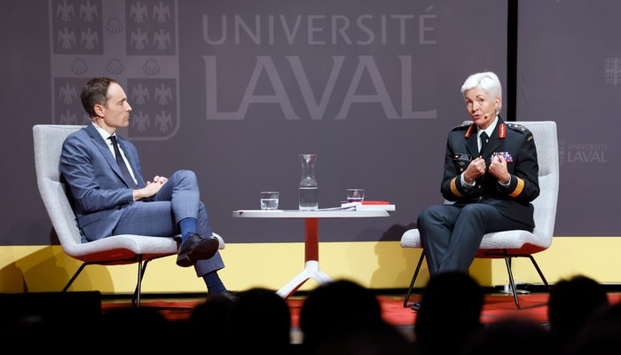 La générale Jennie Carignan a répondu aux questions du directeur de l'École supérieure d'études internationales, Jonathan Paquin.
