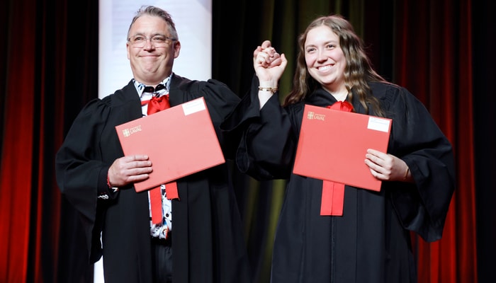Pierre Jr St-Marseille et Juliette St-Marseille avec leur diplôme de maîtrise en administration des affaires (MBA)
