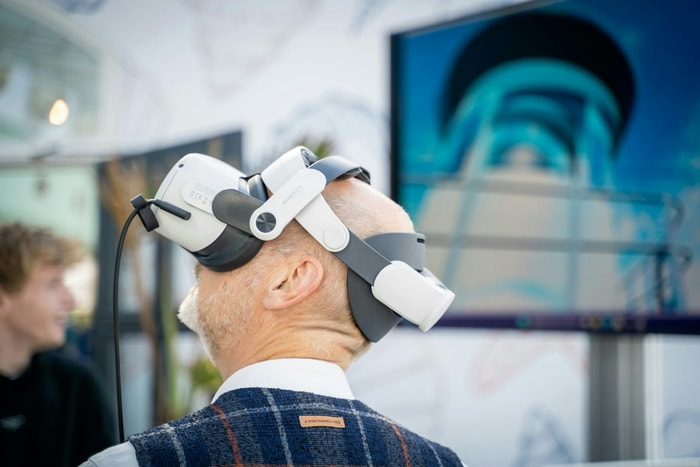 Aujourd’hui, la RV immersive s’invite dans un domaine où on ne l’attendait pas forcément : la proche aidance.