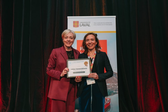 Céline Vaneeckhaute recevant son prix des mains de Caroline Lepage, présidente-directrice générale du centre des congrès de Québec