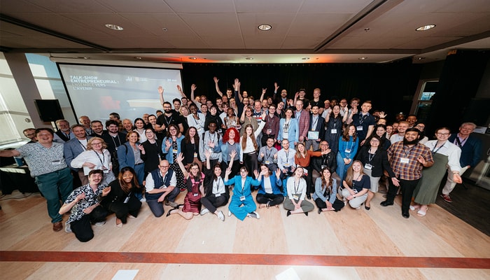 Réunis dans la salle Le Cercle, au pavillon Alphonse-Desjardins, plus de 120 entrepreneures et entrepreneurs, partenaires, mentores et mentors, investisseuses et investisseurs, collaboratrices et collaborateurs et membres du conseil d'administration ont participé à cet événement placé sous le thème «Ensemble vers l'avenir».