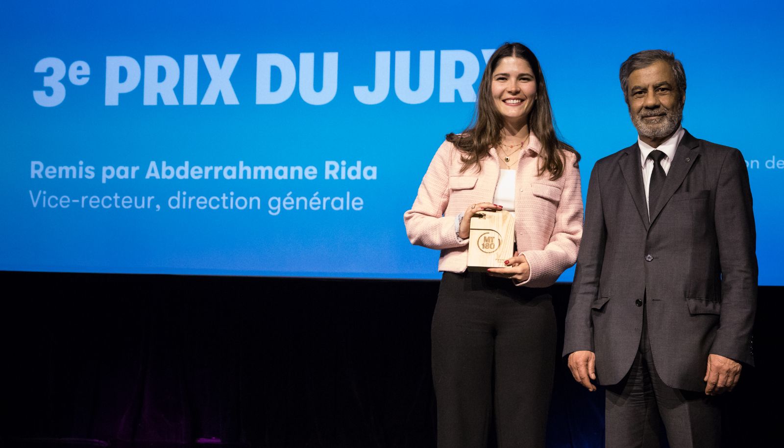 Laura Chrétien a reçu son prix des mains d'Abderrahmane Rida, vice-recteur, direction générale de l'Agence universitaire de la Francophonie.