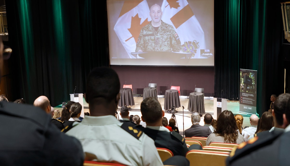 Un aperçu de la rencontre UNIDEF le 26 mars. À l'écran, le lieutenant-général Darcy Molstad, commandant du Commandement de Forces interarmées du Canada.