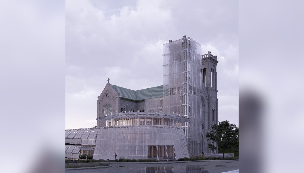 Cette image représente l'église du Très-Saint-Sacrement telle qu'imaginée par le projet Deus ex machina – la main divine. Les étudiants ont bonifié le bâtiment d'une double enveloppe. Cet échafaudage crée un effet de serre qui permet le préchauffage de l'air neuf. Ils ont aussi créé une structure arrondie côté ouest abritant un atelier de fabrication numérique et manuelle.