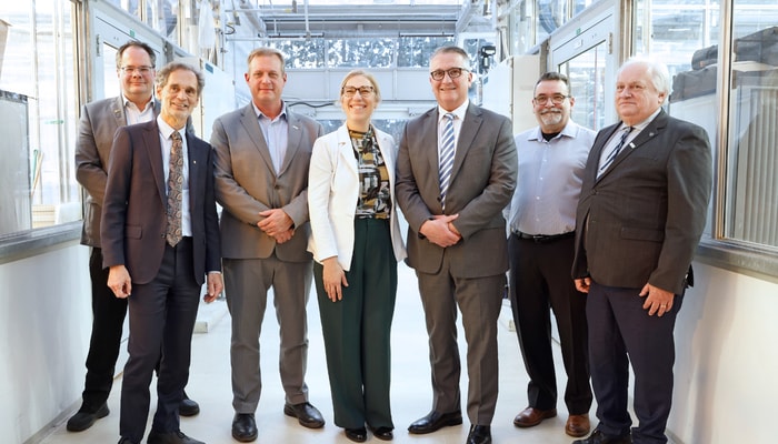 Steve Labrie, directeur du Centre STELA, André Darveau, vice-recteur exécutif et vice-recteur aux ressources humaines et aux finances, Martin Fortier, vice-recteur adjoint à l’Internationalisation et à la valorisation de la recherche, de la création et de l’innovation, Sophie Chatel, députée de Pontiac–Kitigan Zibi, Heath MacDonald, ministre de l’Agriculture et de l’Agroalimentaire, Dominique Michaud, directeur du CRIV, et Denis Roy, doyen de la FSAA.