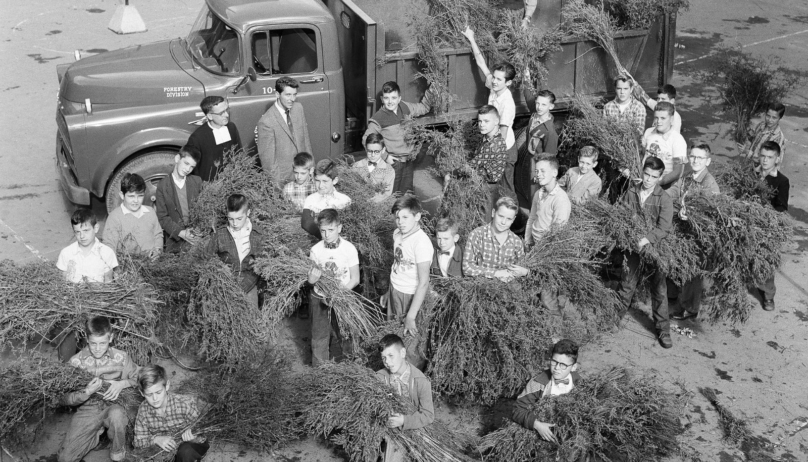 Au siècle dernier, en région comme en ville, des jeunes étaient mobilisés pour participer à des campagnes d’arrachage d’herbe à poux au Québec. Sur cette photo qui date de septembre 1957, des jeunes du Cercle des jeunes naturalistes de l’école Saint-Paul dans l'est de Montréal posent avec une partie des plants d’herbe à poux qu’ils ont arrachés cette année-là.