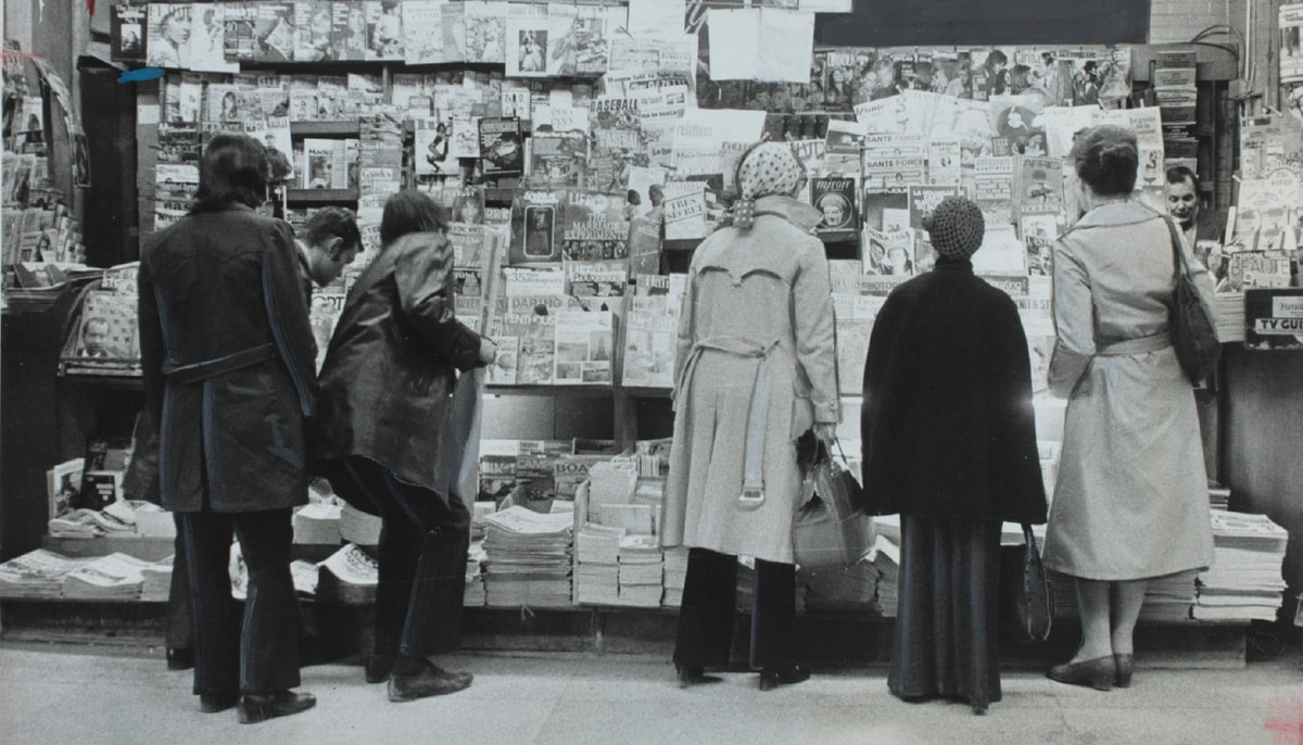 Un kiosque à journaux, à Montréal, en 1972, une photo d'Antoine Désilets. Installés dans des lieux stratégiques et passants, bien illuminés le soir, les kiosques constituaient un mobilier urbain familier.