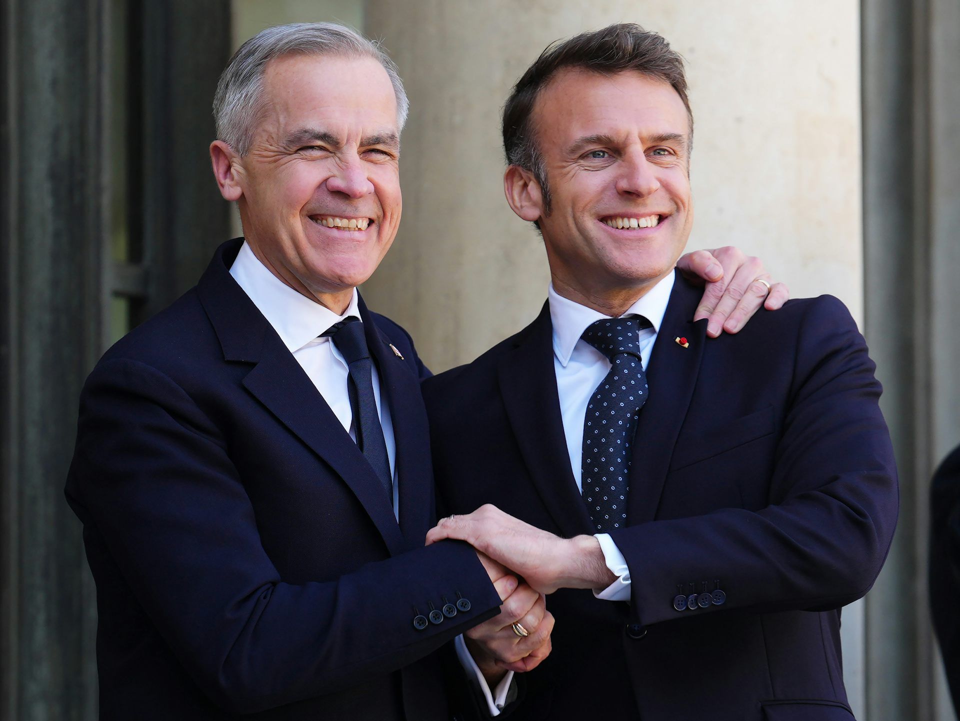 Le premier ministre Mark Carney s’est envolé pour l’Europe à l’occasion de son premier voyage officiel, boudant ainsi la Maison-Blanche contrairement à la coutume. Il a rencontré le président français Emmanuel Macron à Paris, puis le roi Charles III et le premier ministre britannique Keir Starmer à Londres.