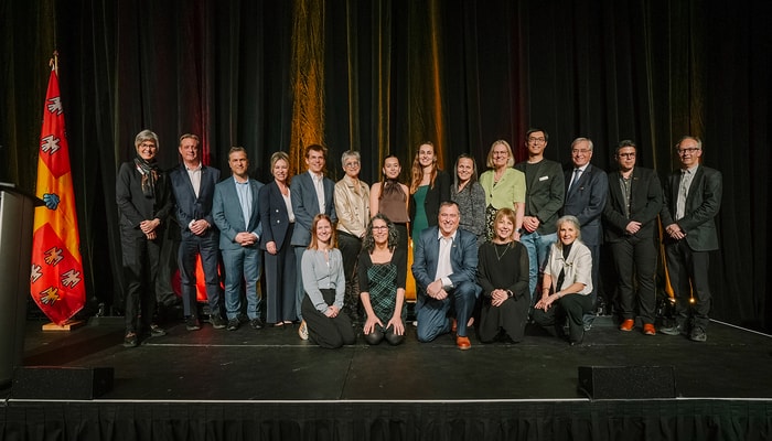 Le gala s'est tenu au Centre des congrès de Québec le 31 mars en soirée. De gauche à droite : Sophie D’Amours, Martin Fortier, Frédéric Picard, Eugénie Brouillet, Jean-Frédéric Morin, Louise Langevin, Laurence Dion-Albert, Mathilde Josserand, Mélanie Nadeau, Leslie Rusch, Wei Shi, Yves Fradet, Edel Pérez-López, Clément Gosselin. En avant : Véronique Pelletier, Michèle Leboeuf, Luc Beaulieu, Renée Michaud, Marie Plante.