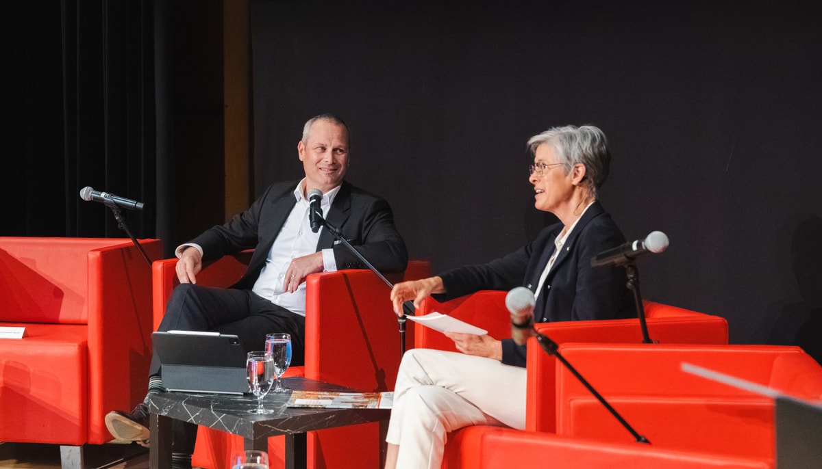 À l’occasion du Grand rendez-vous des diplômées et diplômés le 13 octobre à l’Université Laval, le président et chef de la direction du Mouvement Desjardins, Denis Dubois, a partagé son parcours et sa vision du leadership lors d'un entretien avec la rectrice, Sophie D'Amours.