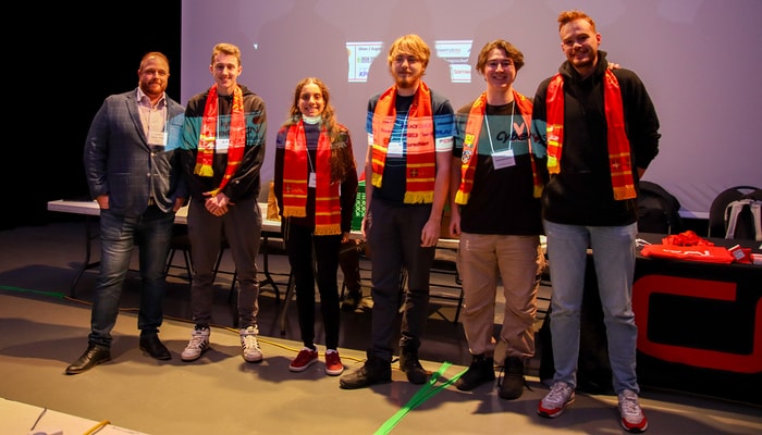 L'équipe de l'Université Laval, troisième au CyberSci régional de Montréal. De gauche à droite: Danny Huberdeau (Kyndryl, commanditaire de l'événement), Jean-Nicolas Turbis, Sophie Goulet, Dimitri Seaborn, Gabriel Bouchard et Romain Gardet.
