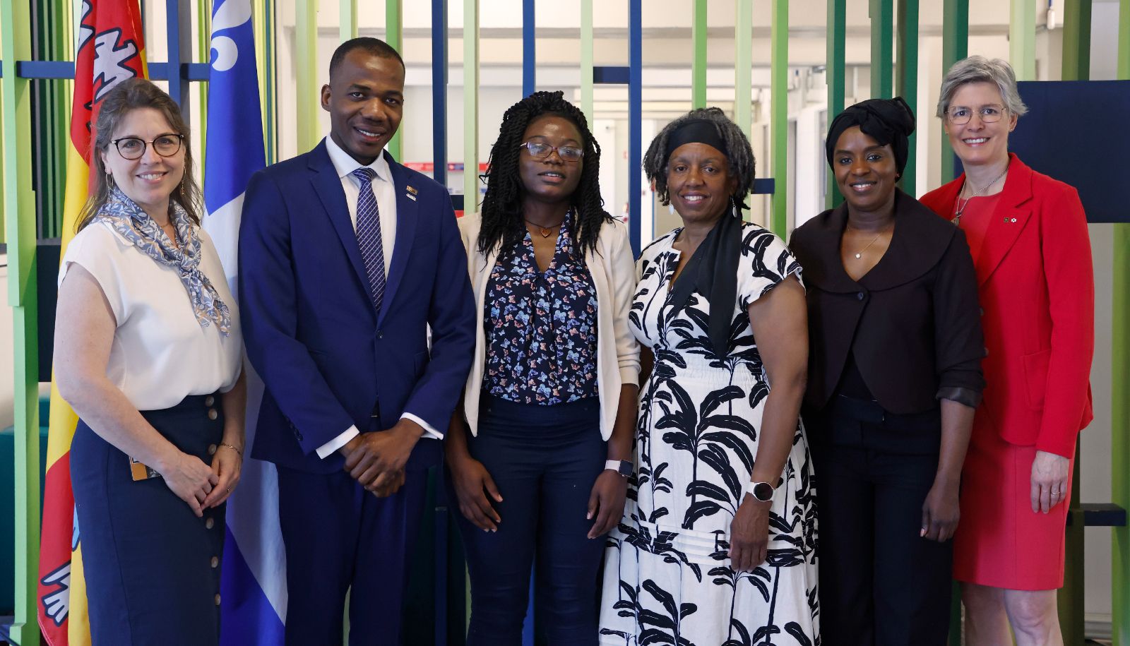 Lors de l'inauguration officielle étaient présentes et présent Nancy Gervais, conseillère politique au cabinet de la ministre de la Famille, Jeff René, coordonnateur des affaires externes de l’AELIES, Ingrid Avila Tiomo, présidente de l'AELIES, Myriam Auguste, directrice de la halte-garderie, Fatou Dia, présidente de l’APEtUL, et Sophie D'Amours, rectrice de l'Université Laval.