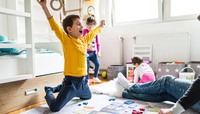 L’enfant n’a pas besoin de jouets particuliers, mais il a besoin de jouer, souligne Stéphanie Duval.