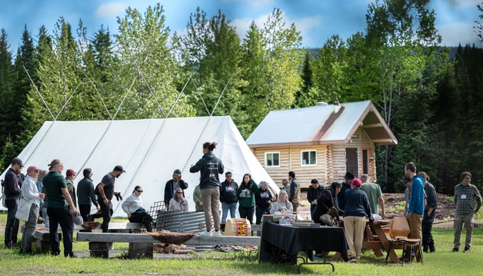 L'événement visait à rassembler et à célébrer le travail des gardiennes et gardiens du territoire, tout en permettant d'arrimer les offres de formation de l'Université Laval destinées aux Premiers Peuples aux besoins exprimés par les communautés.