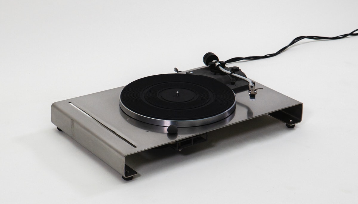 Double Face, de Zachary Lambert et Gabriel Lemelin. Cet objet s'est vendu 2500 $. En déconstruisant la structure d'un tourne-disque pour n'en révéler que le cœur, l'objet s'affranchit du superflu. Chaque composante exposée célèbre la mécanique du son.