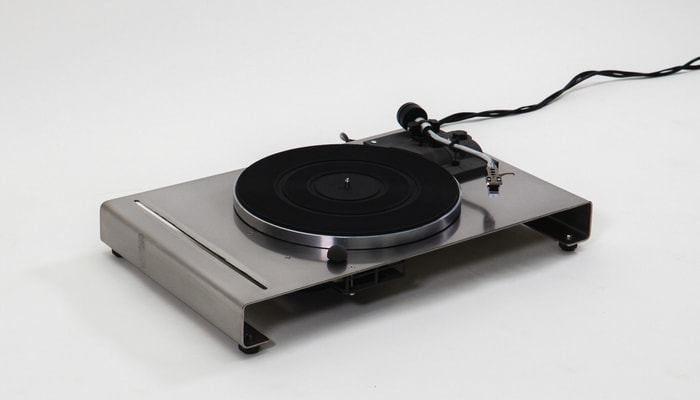 Double Face, de Zachary Lambert et Gabriel Lemelin. Cet objet s'est vendu 2500$, un record. En déconstruisant la structure d'un tourne-disque pour n'en révéler que le cœur, l'objet s'affranchit du superflu. Chaque composante exposée célèbre la mécanique du son.