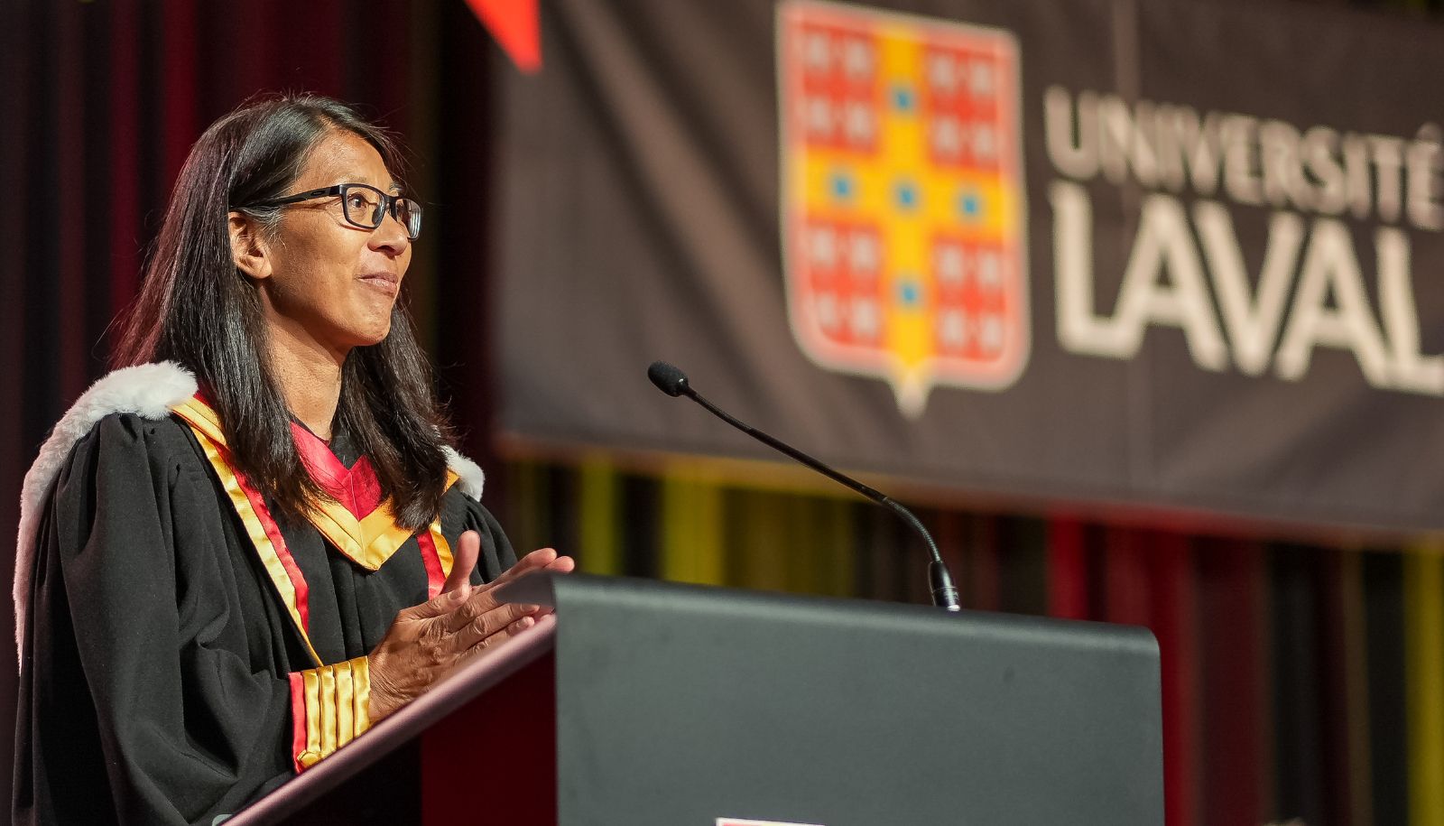 Joanne Liu: «Comme soignants, nous avons le choix d'écouter, de ralentir, d'aller un peu plus loin, malgré la fatigue, malgré les quotas, malgré les cibles. Parce que la médecine, ce n'est pas une science de production, c'est un art fragile, celui de soigner des personnes, holistiquement, pas seulement des pathologies.»