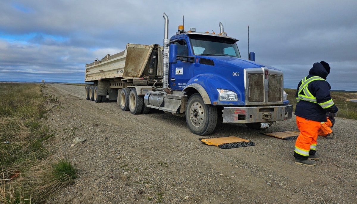 Un camion servait à mesurer la réponse de la route sous le passage d’un véhicule lourd. Des plaques au sol permettaient de peser le camion, qui transportait une charge de 20 et de 40 tonnes.