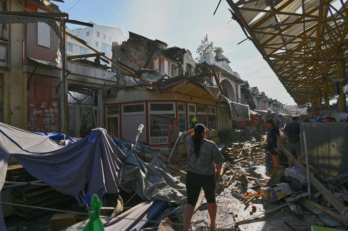 Une femme contemple un marché en ruines après une attaque de drones russes à Odessa, en Ukraine, le jeudi 24 juillet 2025. 