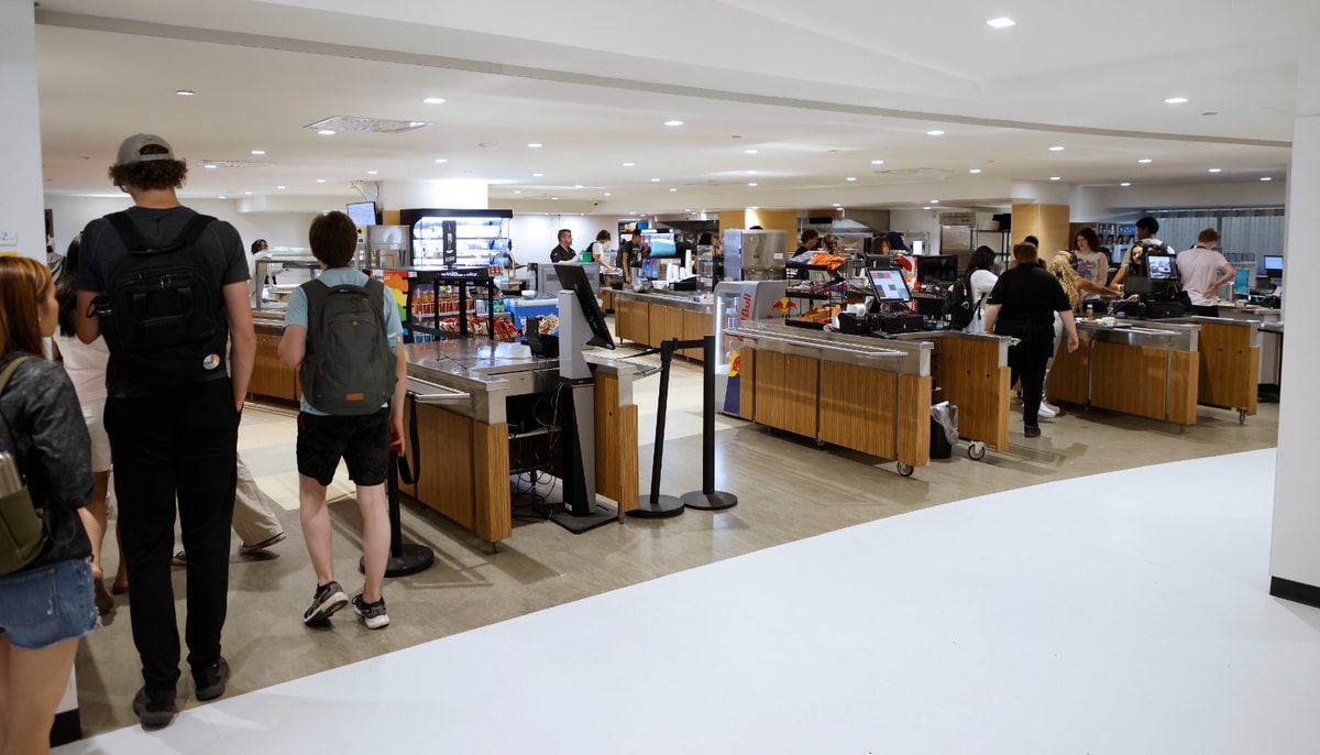 La cafétéria située au sous-sol du pavillon Charles-De Koninck est gérée par le concessionnaire alimentaire Sodexo.