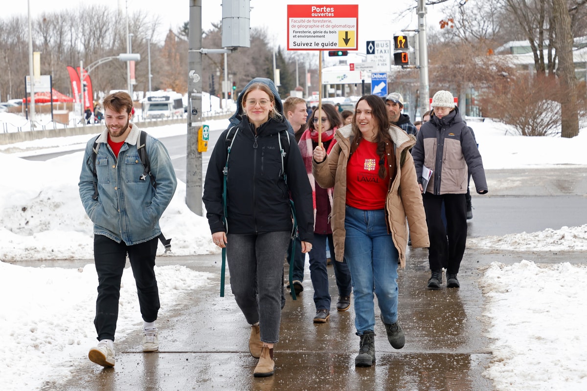Durant la journée Portes ouvertes, des déplacements animés ont été effectués vers les pavillons du campus. Ici, la guide Michelle Roussel est étudiante au baccalauréat en aménagement et environnement forestiers.