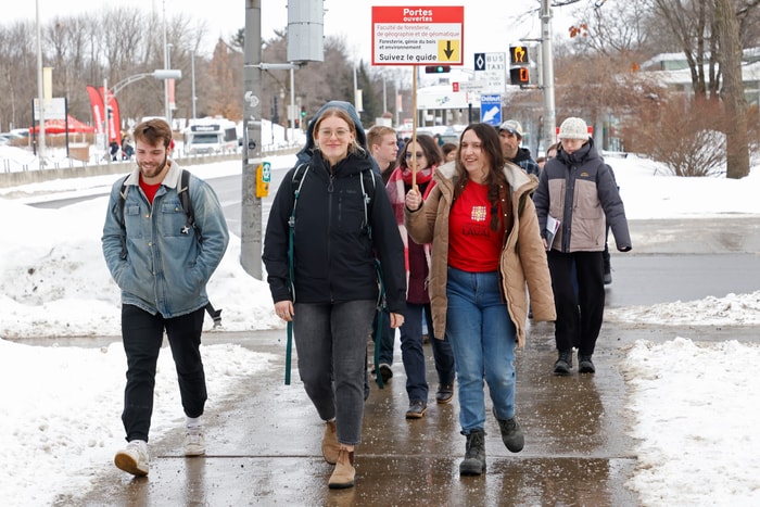 Durant la journée Portes ouvertes, des déplacements animés ont été effectués vers les pavillons du campus. Ici, la guide Michelle Roussel est étudiante au baccalauréat en aménagement et environnement forestiers.