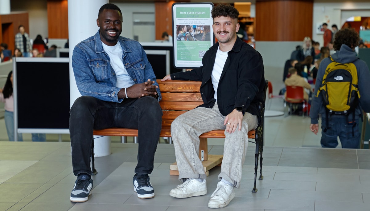 Giresse Ilimi Mpey, président de la Conférence Marie-Guyart et de la Table du pain, et Olivier Guilbert, co-coordonnateur général d'Univert Laval, sont derrière l'initiative de ce premier banc public sur le campus.