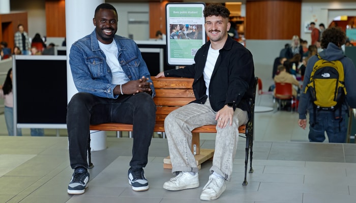 Giresse Ilimi Mpey, président de la Conférence Marie-Guyart et de La Table du Pain, et Olivier Guilbert, co-coordonnateur général d'Univert Laval, sont derrière l'initiative de ce premier banc public sur le campus.