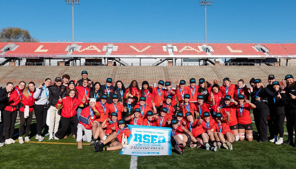 L'équipe féminine de rugby Rouge et Or pose fièrement après sa victoire contre les Gee-Gees de l'Université d'Ottawa lors de la grande finale du Réseau du sport étudiant du Québec.