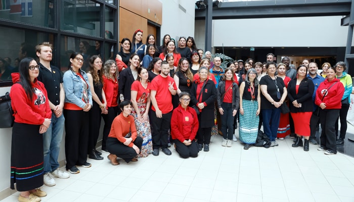 L’événement, organisé par le Bureau des Premiers Peuples et l’Association étudiante autochtone de l’Université Laval, a rassemblé des personnes autochtones et allochtones. Agenouillée à l'avant, Nadine Rousselot, directrice du Bureau des Premiers Peuples et Innue de Pessamit.