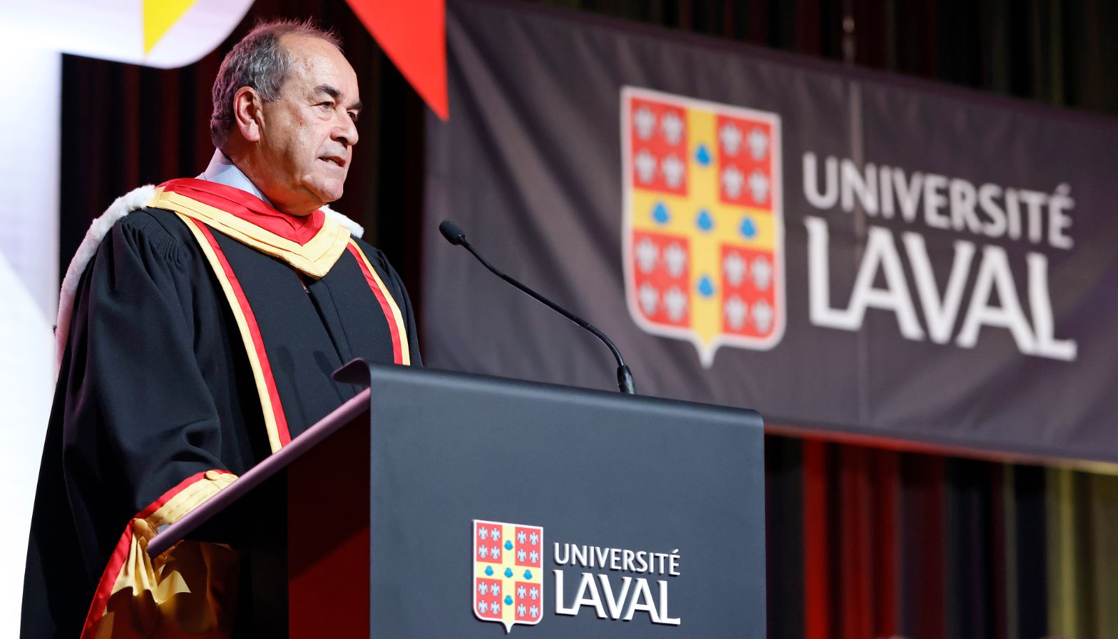 Jean-François Lépine, récipiendaire d'un doctorat honoris causa d'université, était ému et fier durant son discours d'acceptation.