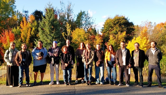 Une partie du groupe ayant pris part au premier rassemblement interuniversitaire, qui a réuni une vingtaine de membres de neuf nations autochtones ainsi que des chercheuses et chercheurs autochtones invités, à Wendake et sur le campus au début d’octobre.