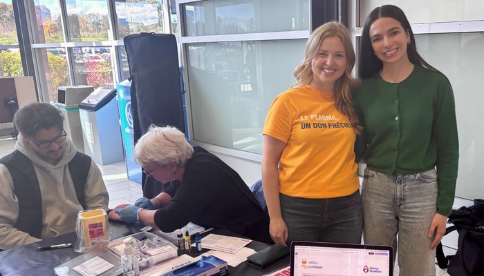 Marianne Gagnon, fondatrice d'Héma-Campus, et Stéphanie Dubreuil, toutes deux étudiantes en médecine, donnaient de l'information au kiosque Connaissez-vous votre groupe sanguin? au pavillon Ferdinand-Vandry, le 15 octobre.