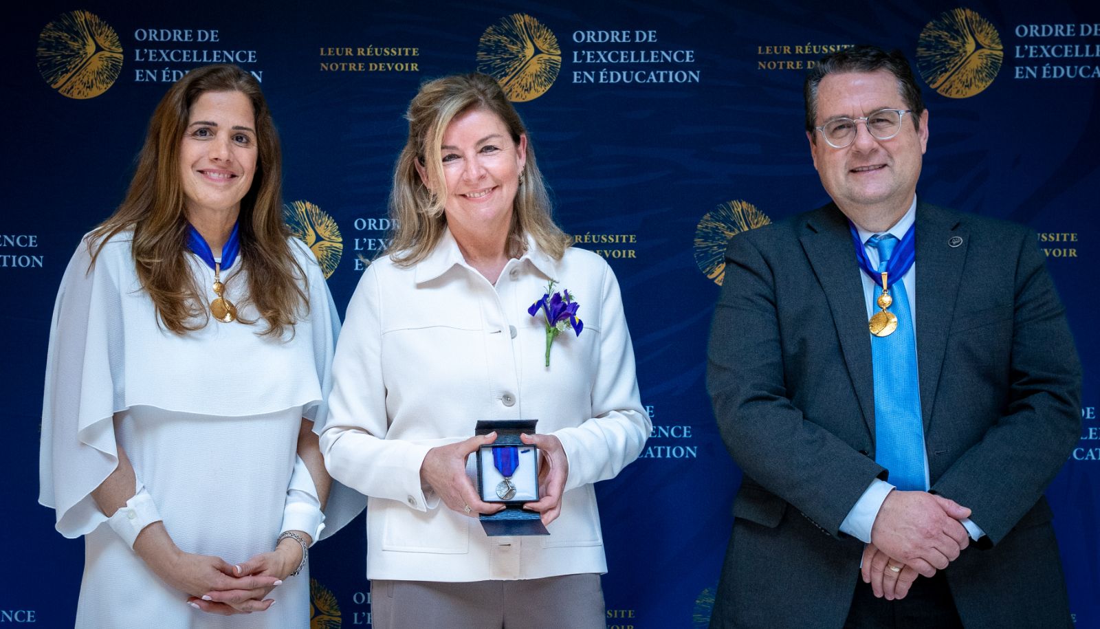 La ministre de l'Enseignement supérieur, Pascale Déry, la professeure Nancy Gaudreau, et le ministre de l'Éducation, Bernard Drainville.