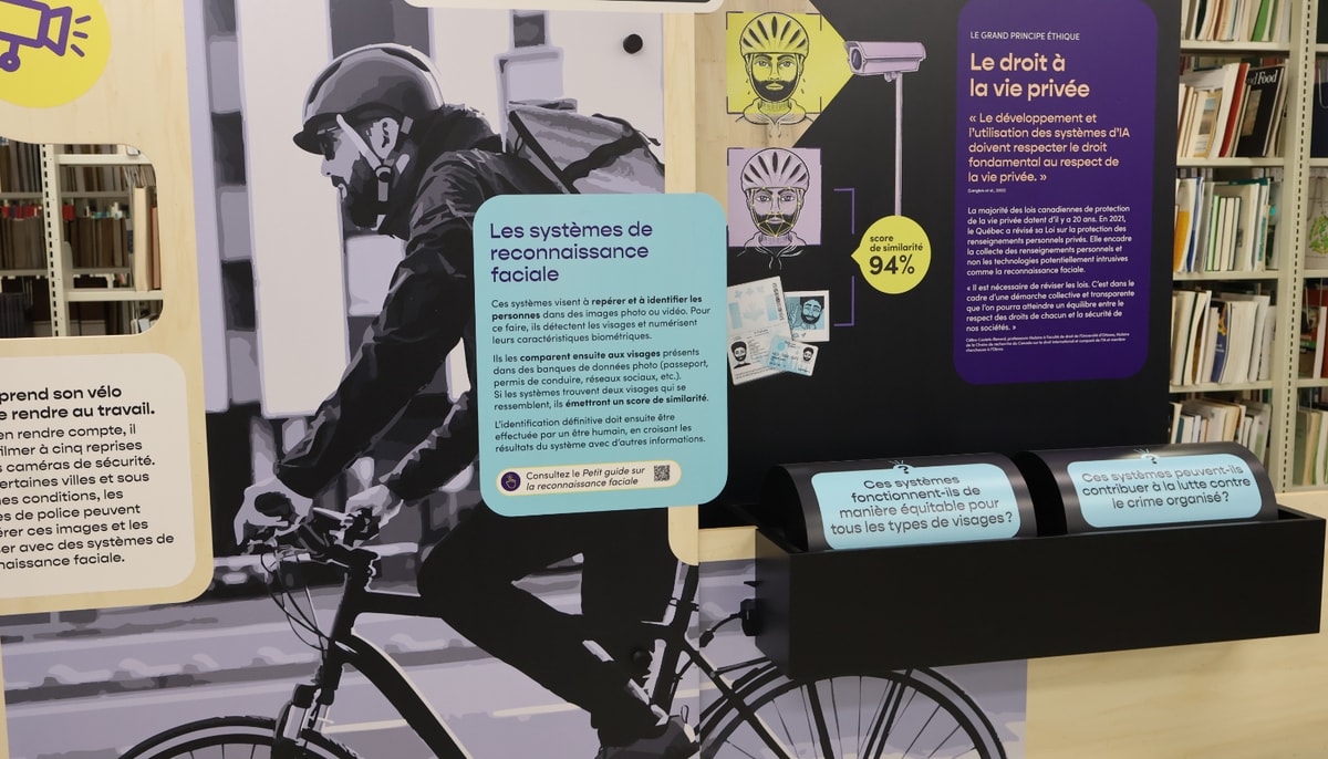 Un des modules de l'exposition illustre les systèmes de reconnaissance faciale assistés de l'IA, et leur pendant éthique, le droit à la vie privée. Ici, le personnage se rend à son travail sans se douter qu'il est filmé à cinq reprises par des caméras de sécurité.